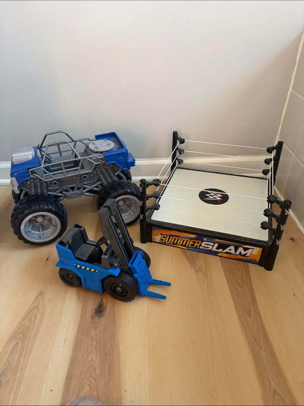 WWE Kids Set-Wrestling Ring Playset with Blue Monster Truck and Forklift